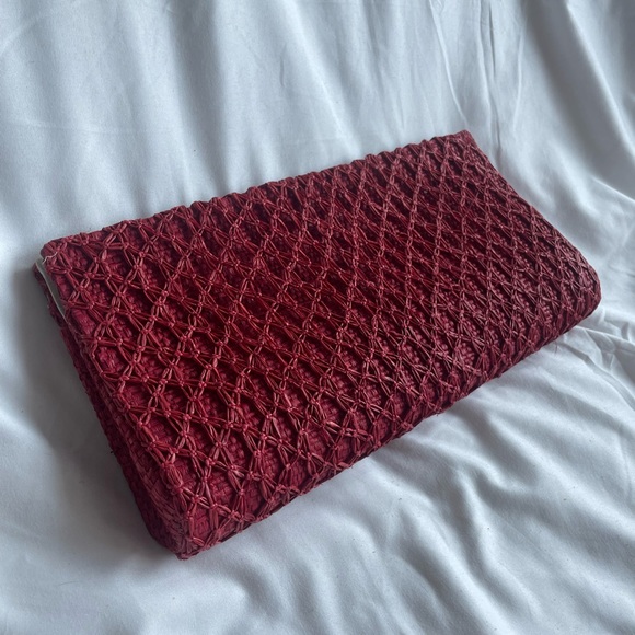 Hand-woven raffia clutch - Picture 5 of 6